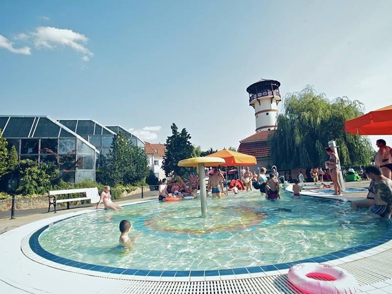 Kertvarosi Vendeghaz Oroshaza Bagian luar foto
